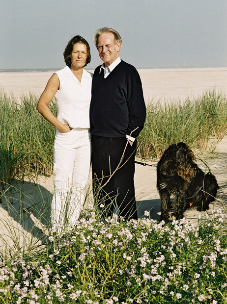 Bundespräsident Johannes Rau und Frau mit Hund am Strand